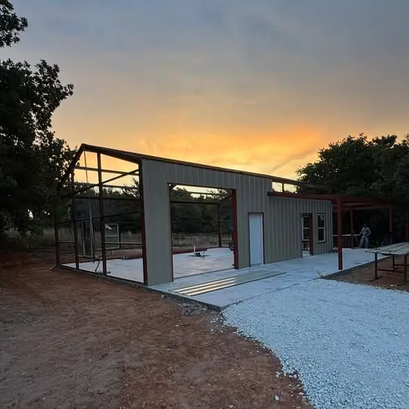 One wall of a barndominium is put up